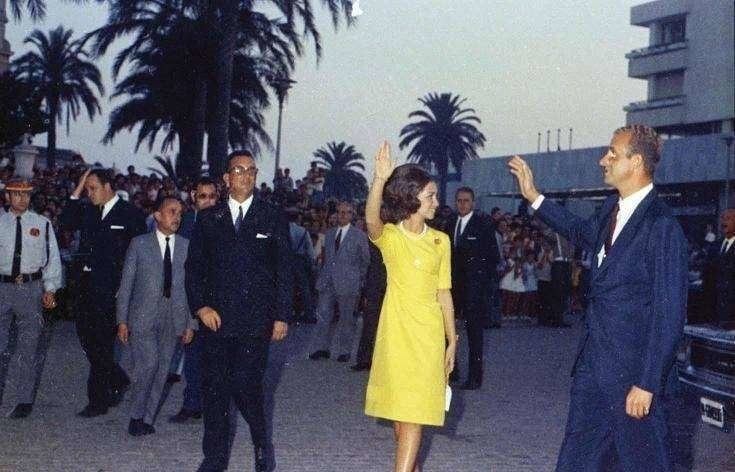 reina sofía rey juan carlos junto al alcalde josé zurrón 20 septiembre 1970 plaza de áfrica
foto archivo copistería ana sánchez