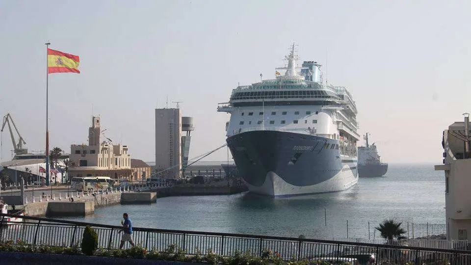 Tui-Discovery-II-atracado-en-Ceuta