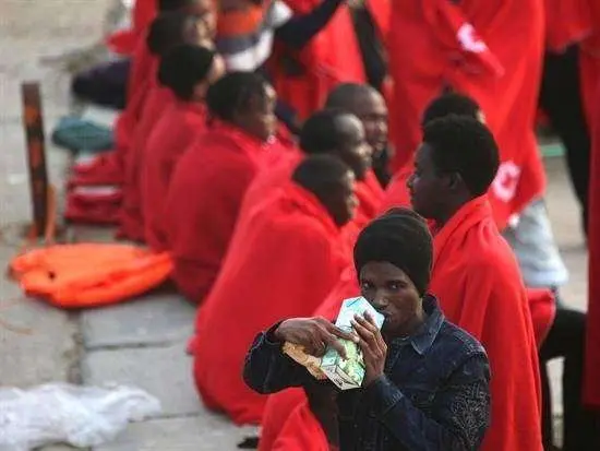 Rescatan a 14 inmigrantes en dos pateras en Tarifa (C&aacute;diz) y buscan otras