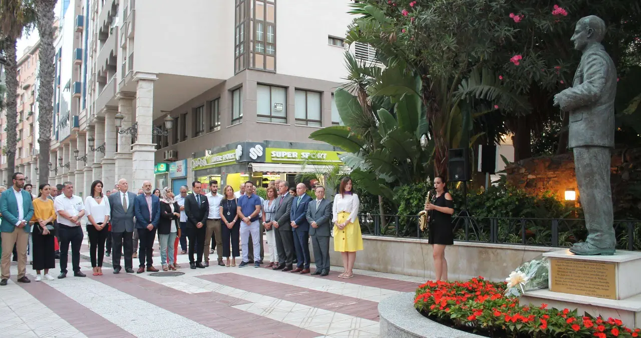 ESTATUA SANCHEZ PRADOS HOMENAJE 2017