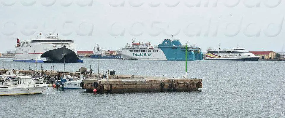 barcos en el puerto navieras frs bale&agrave;ria acciona