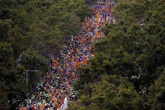 Miles de personas se suman a la marcha independentista en el centro de Barcelona