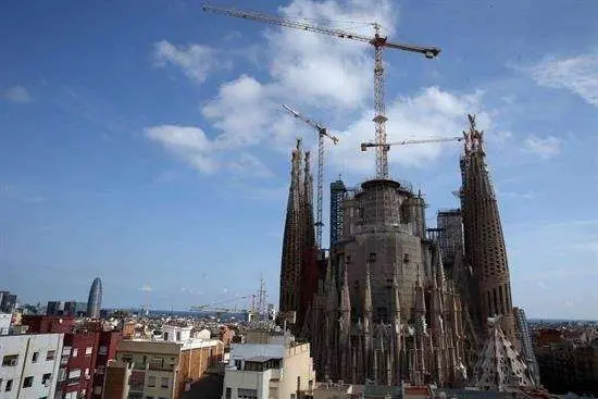 Acordonan el entorno de la Sagrada Familia en el marco de un operativo antiterrorista