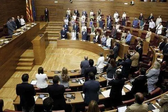 Les Corts guardan un minuto de silencio por el polic&iacute;a muerto en Valencia