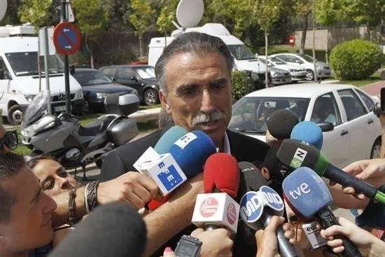 Abren un expediente al programa de Juan y Medio por cortar la falda a una compa&ntilde;era