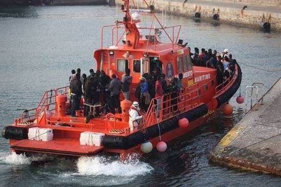 Rescatan a 29 inmigrantes de una patera en el Estrecho
