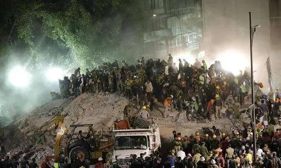 Las labores de rescate prosiguen sin descanso tras terremoto con 225 muertos