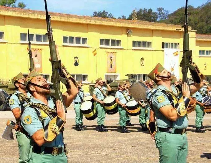 ESCUADRA GRITO.