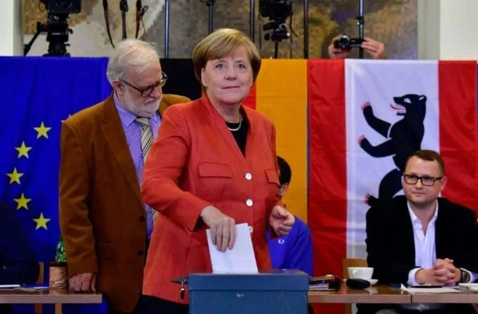 1058384-angela-merkel-vote-a-berlin-pour-un-scrutin-qui-devrait-l-amener-a-exercer-un-quatrieme-mandat-a-la-