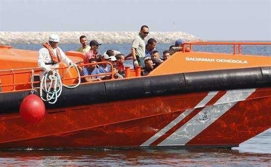 Doce inmigrantes rescatados de dos pateras en la costa de Granada