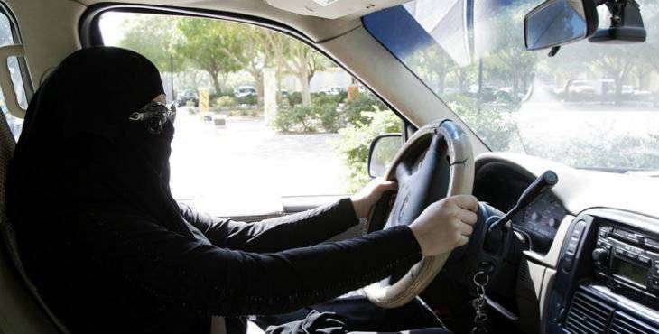 Mujer con niqab al volante