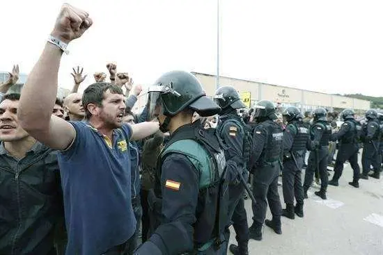 Los centros electorales montan barricadas para impedir que requisen las urnas