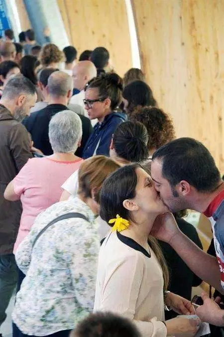 Societat Civil difunde im&aacute;genes de personas votando m&aacute;s de una vez en el 1-O