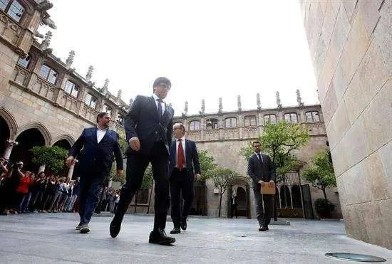 Puigdemont reclama mediaci&oacute;n internacional y la retirada de los efectivos policiales