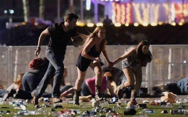 Personas huyen del tiroteo del domingo en Las Vegas. / Twitter.