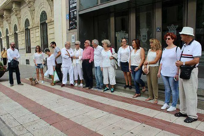 Concentraci&oacute;n Parlem? por el di&aacute;logo en Catalu&ntilde;a (12 personas)