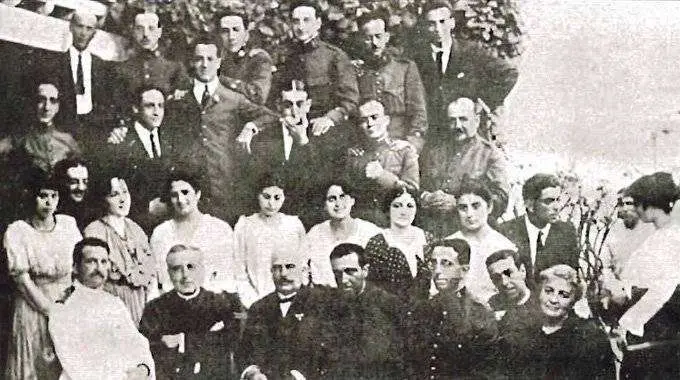 Grupo de j&oacute;venes actores aficionados en Ceuta. En la imagen aparece el escritor y sacerdote Agust&iacute;n Coy Cotonat. (CEDIDA)