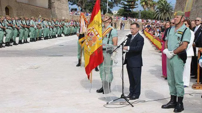Entrega bandera a la Legi&oacute;n Vivas