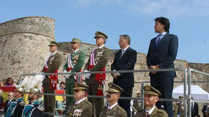 Entrega bandera a la Legi&oacute;n Vivas Sancho