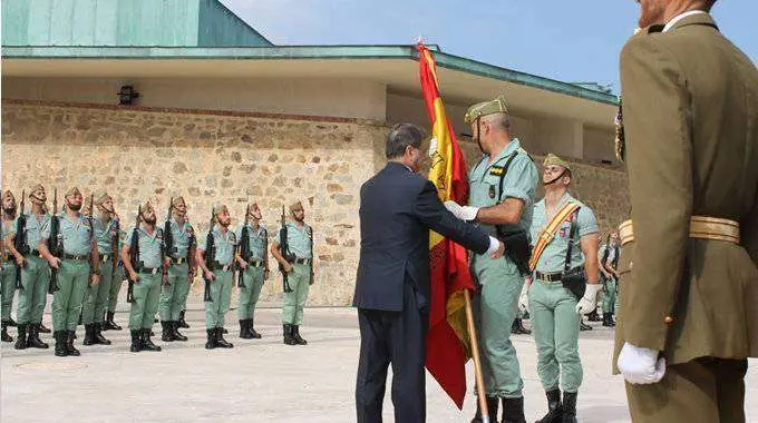Entrega bandera a la Legi&oacute;n Vivas