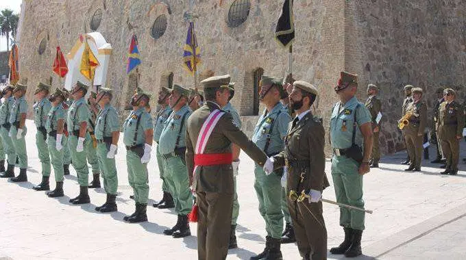 Entrega bandera a la Legi&oacute;n