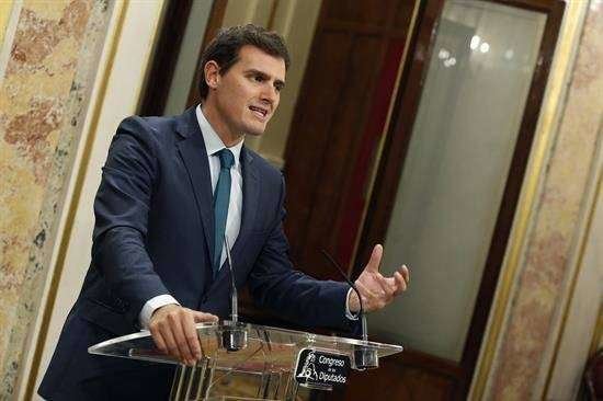 Rivera pide al Gobierno que active el 155 y evite el "chantaje" de Puigdemont