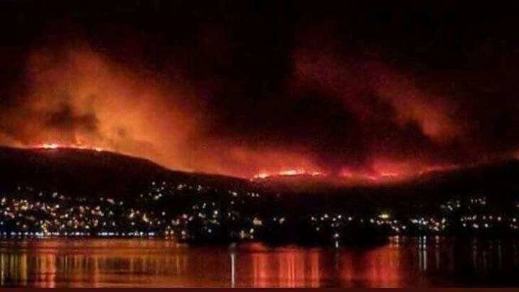 La ciudad de Vigo, cercada por las llamas. / Atlántico