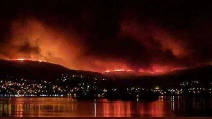 La ciudad de Vigo, cercada por las llamas. / Atl&aacute;ntico