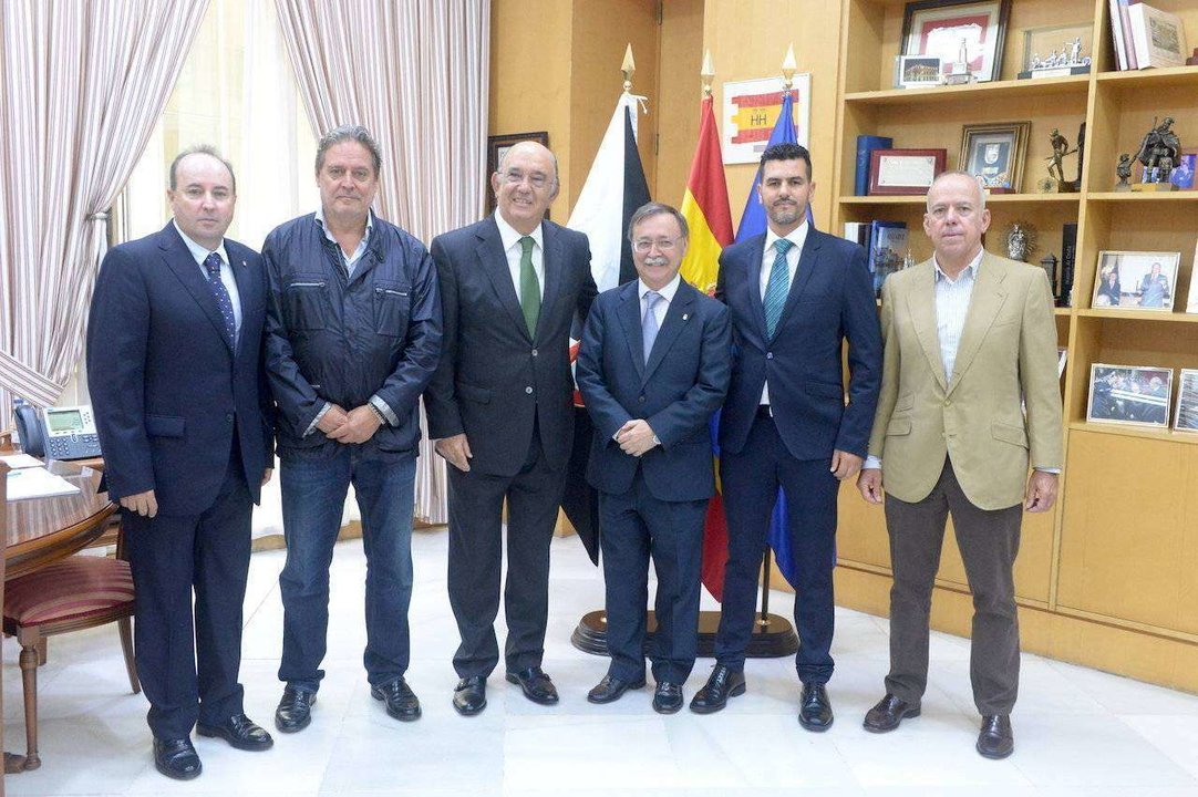 El presidente de la Ciudad, Juan Vivas, y el consejero de Turismo y Deporte, Emilio Carreira, se han reunido hoy con el presidente de la Real Federación Española de Tenís,