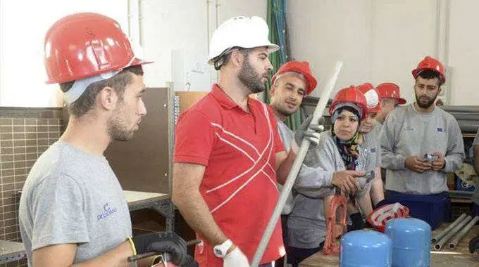 Clase de fontaner&iacute;a en la Escuela de la Construcci&oacute;n (CEDIDA)