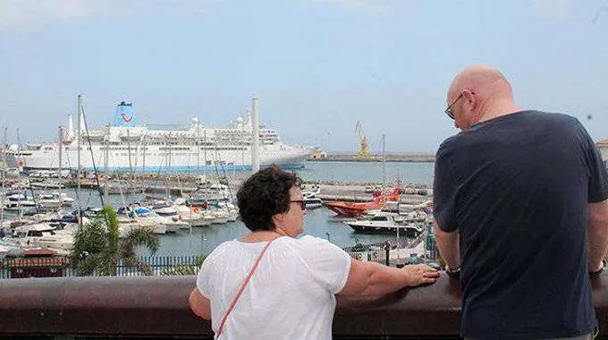 Dos turistas charlan frente al crucero que les ha tra&iacute;do a la ciudad (C.A./ARCHIVO)