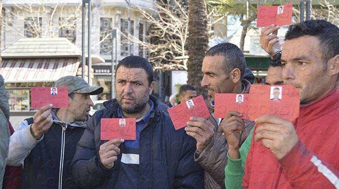 Argelinos muestran su tarjeta de solicitante de asilo (ARCHIVO)
