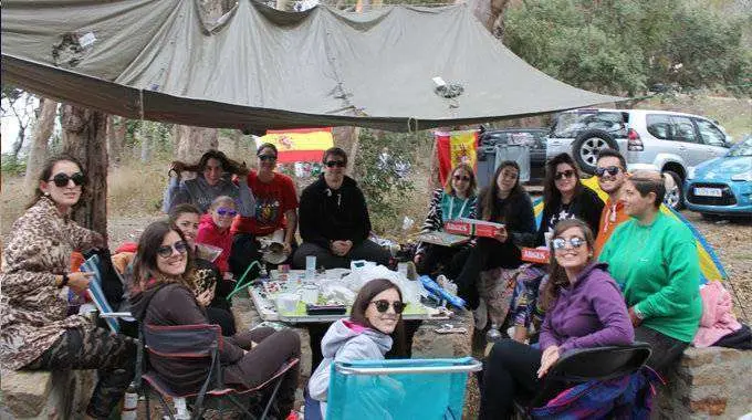 Bajo la carpa