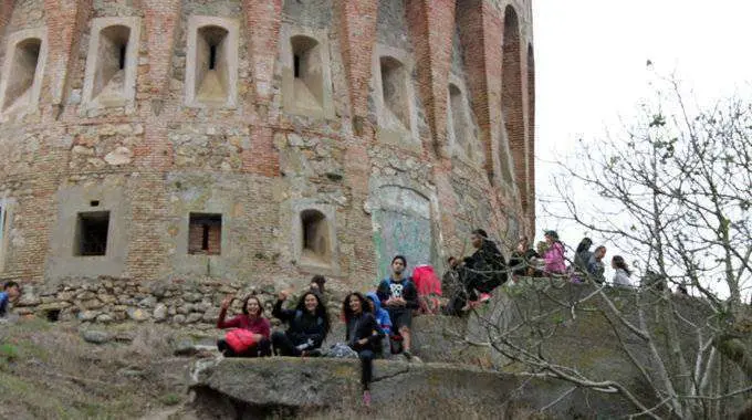 Bajo la torre