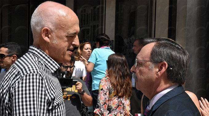 El diputado de Ciudadanos, Javier Varga, conversa con el presidente Vivas (C.A./ARCHIVO)