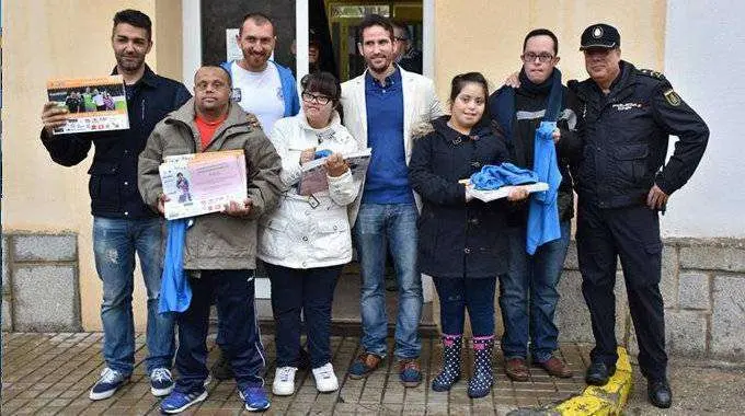 Usuarios de la asociaci&oacute;n, durante la presentaci&oacute;n del calendario 2017 a la Polic&iacute;a Nacional (C.A.)