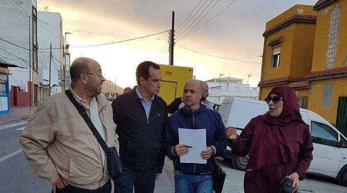 Dirigentes socialistas, durante una visita a Benzú (CEDIDA)