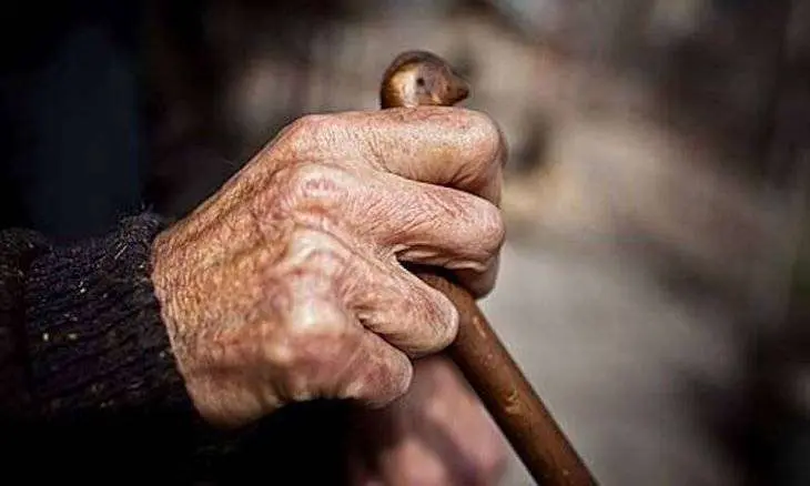 manos anciana