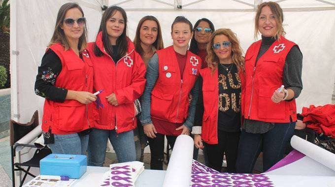 Voluntarias de Cruz Roja en el stand de la Plaza de los Reyes (C.A.)