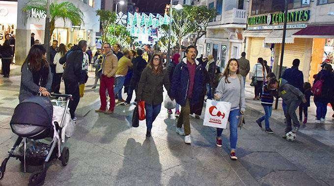 Viandantes caminan por una calle comercial del centro (C.A./ARCHIVO)