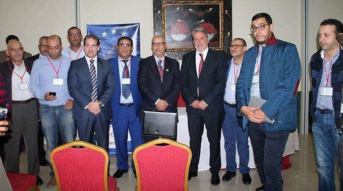 Empresarios marroquíes posan junto al presidente de la Cámara y al consejero de Turismo (C.A.)