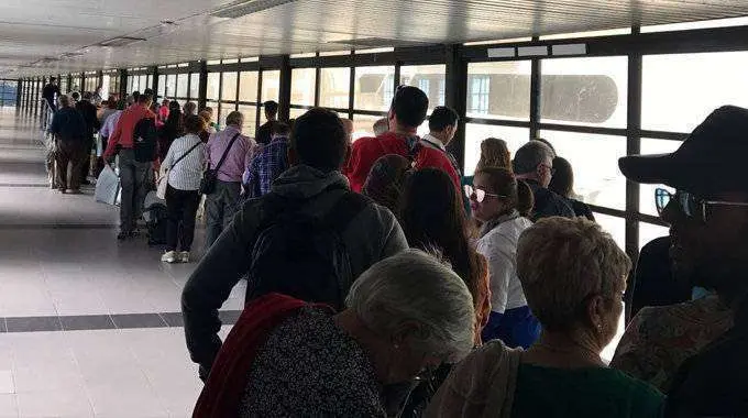 Pasajeros hacen cola en el acceso al barco (C.A.)