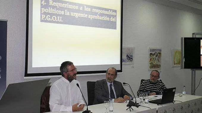 Coloquio PGOU Asociaci&oacute;n de Promotores Inmobiliarios de Ceuta, Jos&eacute; Luis Mu&ntilde;iz, y los arquitectos, y miembros del IEC, Luciano Alcal&aacute; y Carlos Perez Marin.