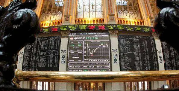 MD50. MADRID, 24/11/2010.- Vista del principal indicador del mercado burs&aacute;til espa&ntilde;ol, el IBEX 35, que este mediod&iacute;a rebotaba el 0,23% tras oscilar desde la apertura entre las ganancias del primer cambio y las p&eacute;rdidas de minutos despu&eacute;s, alarmado por la desconfianza y la tensi&oacute;n que no abandonan los mercados. EFE/Javier Liz&oacute;n