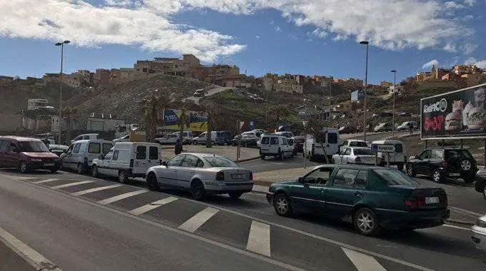 Imagen de un atasco provocado por los coches patera (C.A.)