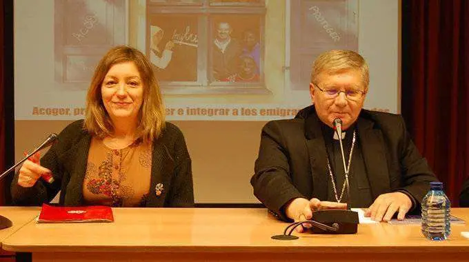 La secretaria general de C&aacute;ritas, Natalia Peiro, y el obispo Juan Antonio Men&eacute;ndez (CEE)