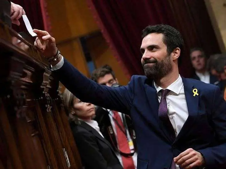 Roger Torrent deposita su voto en la votación de la Mesa del Parlamento catal&aacute;n. / LV