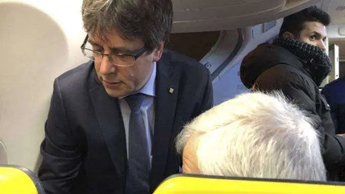 puigdemont en el avi&oacute;n que le ha conducido a Copenhague
