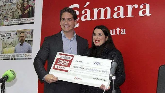 La ganadora recibe el premio del manos del presidente de la C&aacute;mara, Karim Boulaix