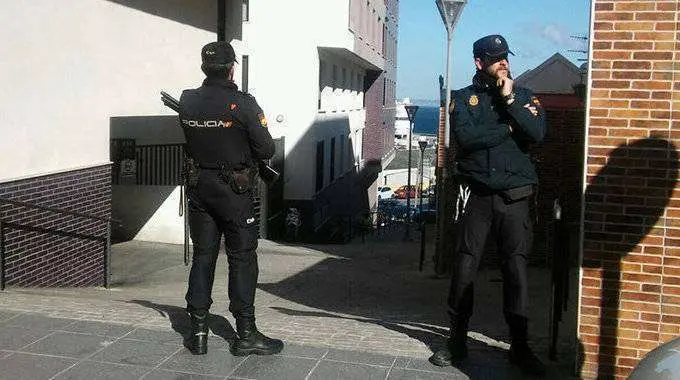 Agentes de la Polic&iacute;a Nacional durante una operaci&oacute;n antidroga (C.A./ARCHIVO)